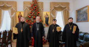 Trei preoți din municipiul Chișinău au fost decorați cu distincții clericale