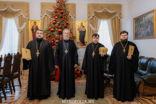 Trei preoți din municipiul Chișinău au fost decorați cu distincții clericale