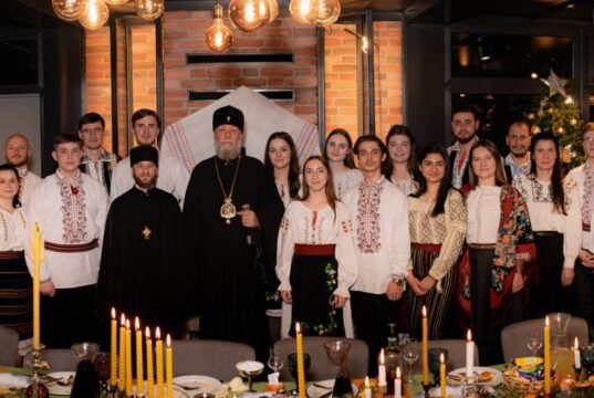 ÎPS Mitropolit Vladimir și tinerii voluntari au împărtășit împreună bucuria Nașterii Domnului