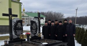 Panihidă la mormintele părinților Înaltpreasfințitului Mitropolit Vladimir