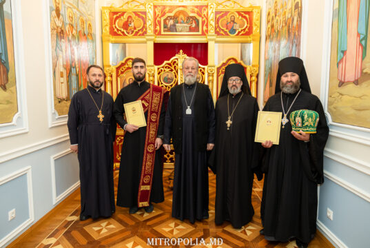Doi clerici din Eparhia Chișinăului au fost decorați la Reședința Mitropolitană din capitală