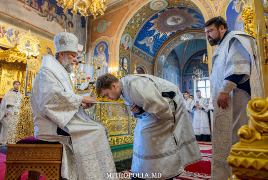 Mitropolitul Vladimir a aficiat Sfânta Liturghie și o hirotonie în Duminica a II-a după Învierea Domnului, la Catedrala Mitropolitană