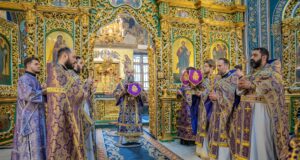 „Cel ce mănâncă trupul Meu şi bea sângele Meu are viaţă veşnică…” Sfânta Liturghie din Joia Mare la Catedrala Mitropolitană