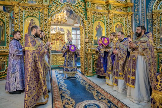 “He who eats My Flesh and drinks My Blood has eternal life…” — The Divine Liturgy on Holy Thursday at the Metropolitan Cathedral