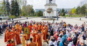 В понедельник Светлой седмицы Митрополит Владимир возглавил праздничную Литургию в соборе Рождества Христова в Кишиневе