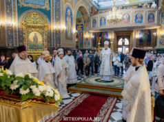 Mitropolitul Vladimir a liturghisit în ziua praznicului Înălțării Domnului la Catedrala Mitropolitană din Chișinău
