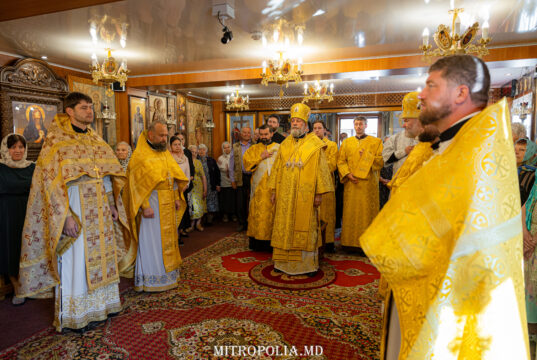 Mitropolitul Vladimir a liturghisit la hramul parohiei „Sf. Irh. Vasile cel Mare și Sf. Irh. Luca al Crimeei” din Chișinău