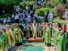Sfânta Liturghie la hramul bisericii de lemn din cadrul complexului monastic al Mănăstirii Hagimus