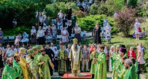 Sfânta Liturghie la hramul bisericii de lemn din cadrul complexului monastic al Mănăstirii Hagimus