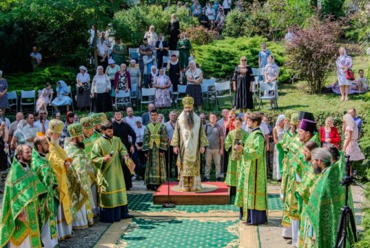 Sfânta Liturghie la hramul bisericii de lemn din cadrul complexului monastic al Mănăstirii Hagimus