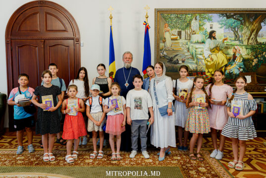 Mitropolitul Vladimir a primit vizita copiilor participanți la tabăra de vară de pe lângă Parohia „Sf. Irh. Spiridon”, din cadrul IMU