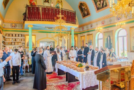 Sfânta Liturghie în parohia „Sfinții și Drepții Dumnezeiești Părinți Ioachim și Ana” din orașul Sîngera
