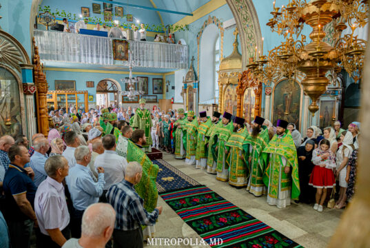 Înaltpreasfințitul Mitropolit Vladimir a oficiat Sfânta Liturghie în biserica „Sfântul Ierarh Nicolae” din Costești, Ialoveni