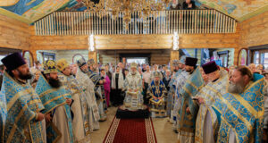 Mitropolitul Vladimir a liturghisit în biserica de lemn „Sfinții Împărați Constantin și Elena” din orașul Rîșcani