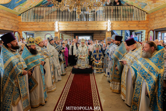 Mitropolitul Vladimir a liturghisit în biserica de lemn „Sfinții Împărați Constantin și Elena” din orașul Rîșcani
