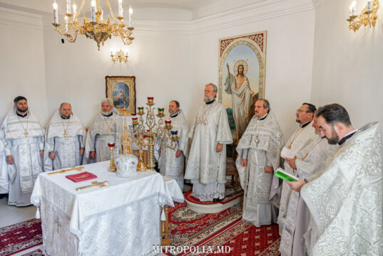 Mitropolitul Vladimir a oficiat rânduiala sfințirii bisericii și Sfânta Liturghie în parohia Ruseștii Vechi
