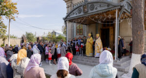 Înaltpreasfințitul Mitropolit Vladimir a liturghisit la hramul bisericii „Sfântul Apostol și Evanghelist Ioan Teologul” din Peresecina