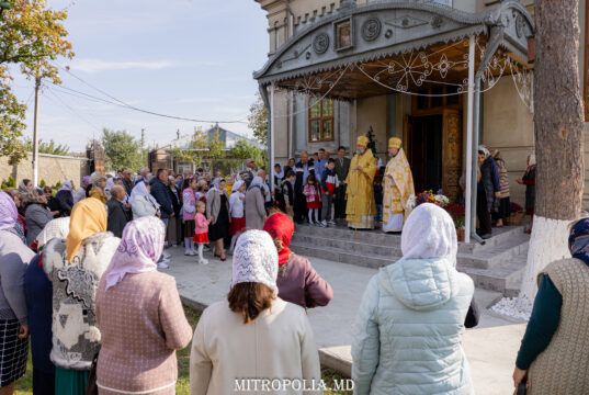 Înaltpreasfințitul Mitropolit Vladimir a liturghisit la hramul bisericii „Sfântul Apostol și Evanghelist Ioan Teologul” din Peresecina